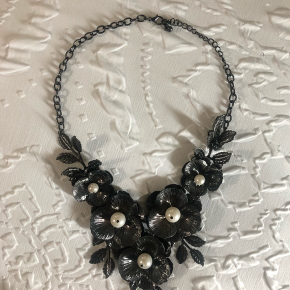 NWOT Beautiful Pearl & Metal FLORAL design Necklace. Costume Jewwlry. - Picture 2 of 2